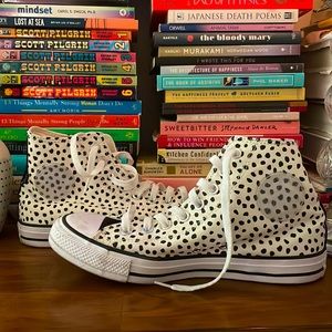 size 9.5 converse shoes, polka dot in design, lightly loved ✨